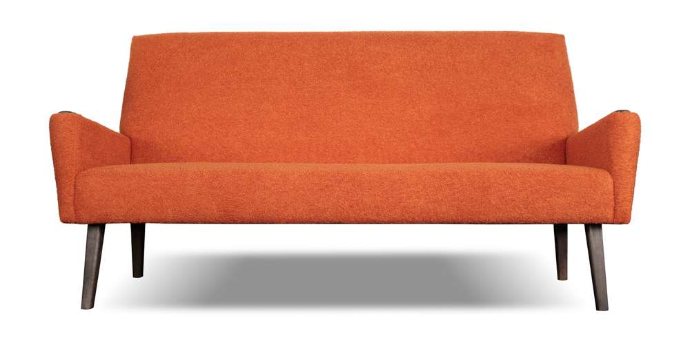 Dyker 65 60-er jaren bank in oranje bouclé met hoge rug en wengé details. Comfort en retrostijl in één, combineren met de Flower Power fauteuil.