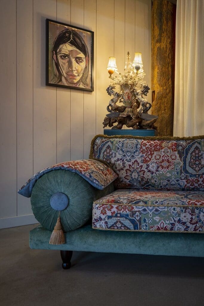 Interieur met lagen door een opvallende bank
