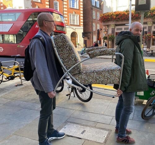 Walter en Chris bezig met de verhuis naar de showroom in Alkmaar
