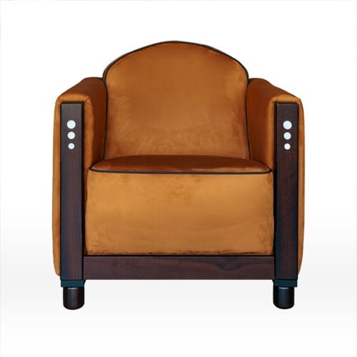 Rooker 03 fauteuil Mezzola Rosewood in vegan suede van Designers Guild met donker houten frame – ook leverbaar in leer.