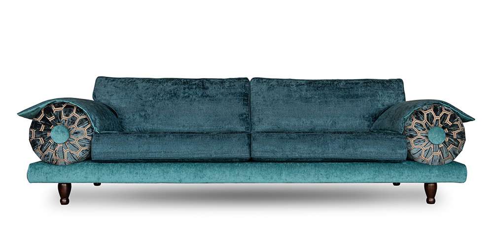 Casablanca Ampara 3-zits bank in ijsvogelblauwe velours en Manipur-stof van Designers Guild. DSCO.NL