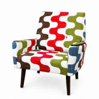 Dyker 65 fauteuil van Dutch Seating Company, bekleed met kleurrijke Giardino-stof in rood, groen, bruin, blauw en crème, met hoge rug en houten poten. DSCO.NL