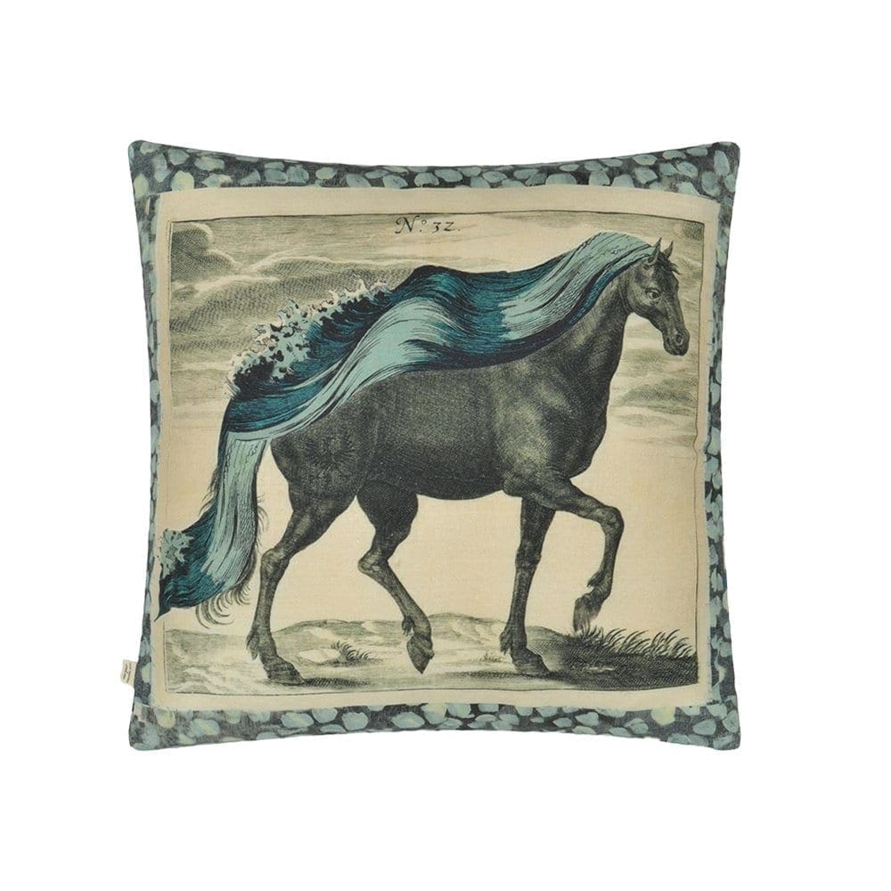 De opdruk van een leeuw, omringd door prachtige bloemen, het kussen, Manes Delft van Designers Guild. De achterkant is even bijzonder met een opdruk van een paard in de wind.