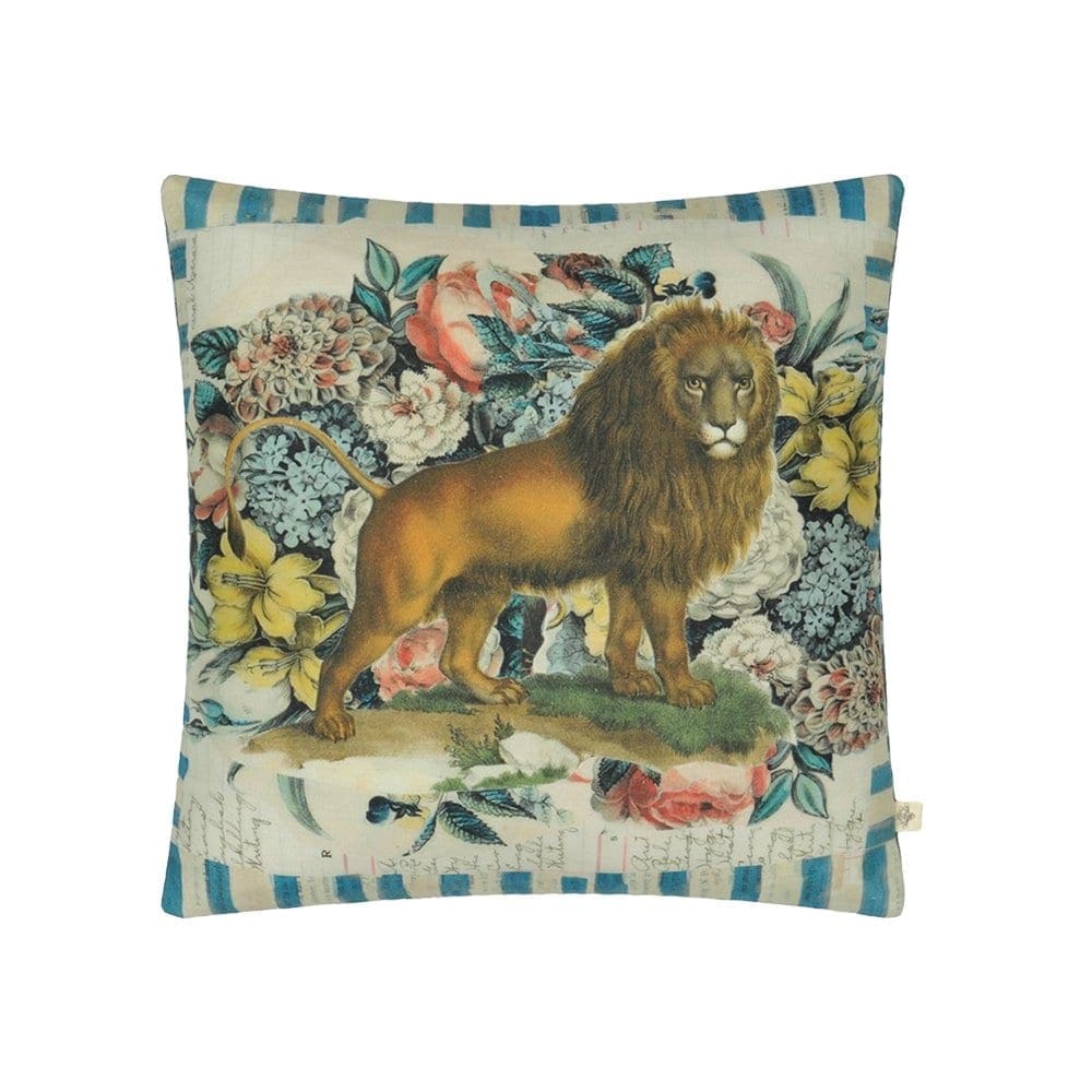 De opdruk van een leeuw, omringd door prachtige bloemen, het kussen, Manes Delft van Designers Guild. De achterkant is even bijzonder met een opdruk van een paard in de wind.